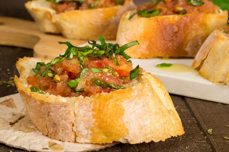 Bruschettas de pan artesanal con tomate fresco y albahaca