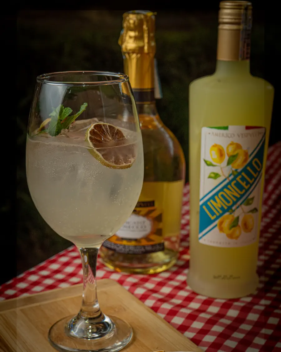 Limoncello Spritz junto a una botella de limoncello
