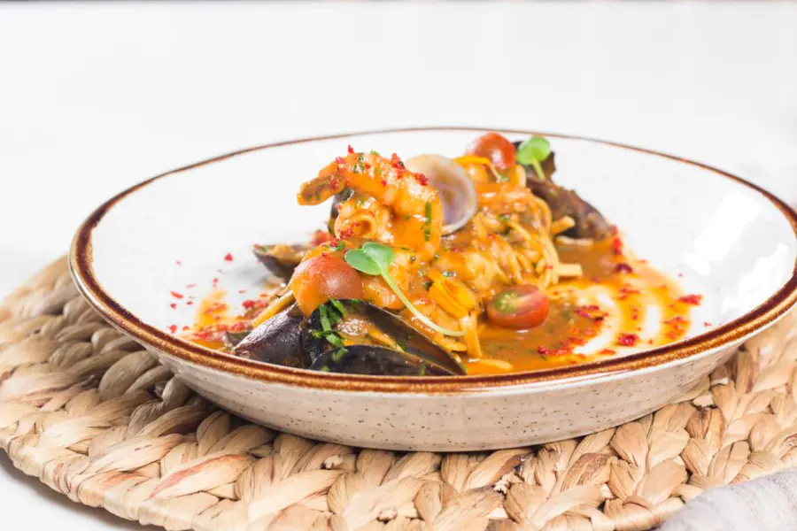 Linguini marinera con camarón, calamar y mejillones