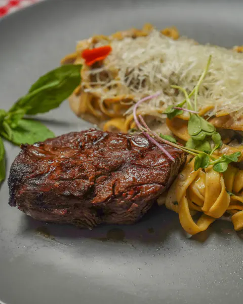 Pasta con solomito a la parrilla y parmesano