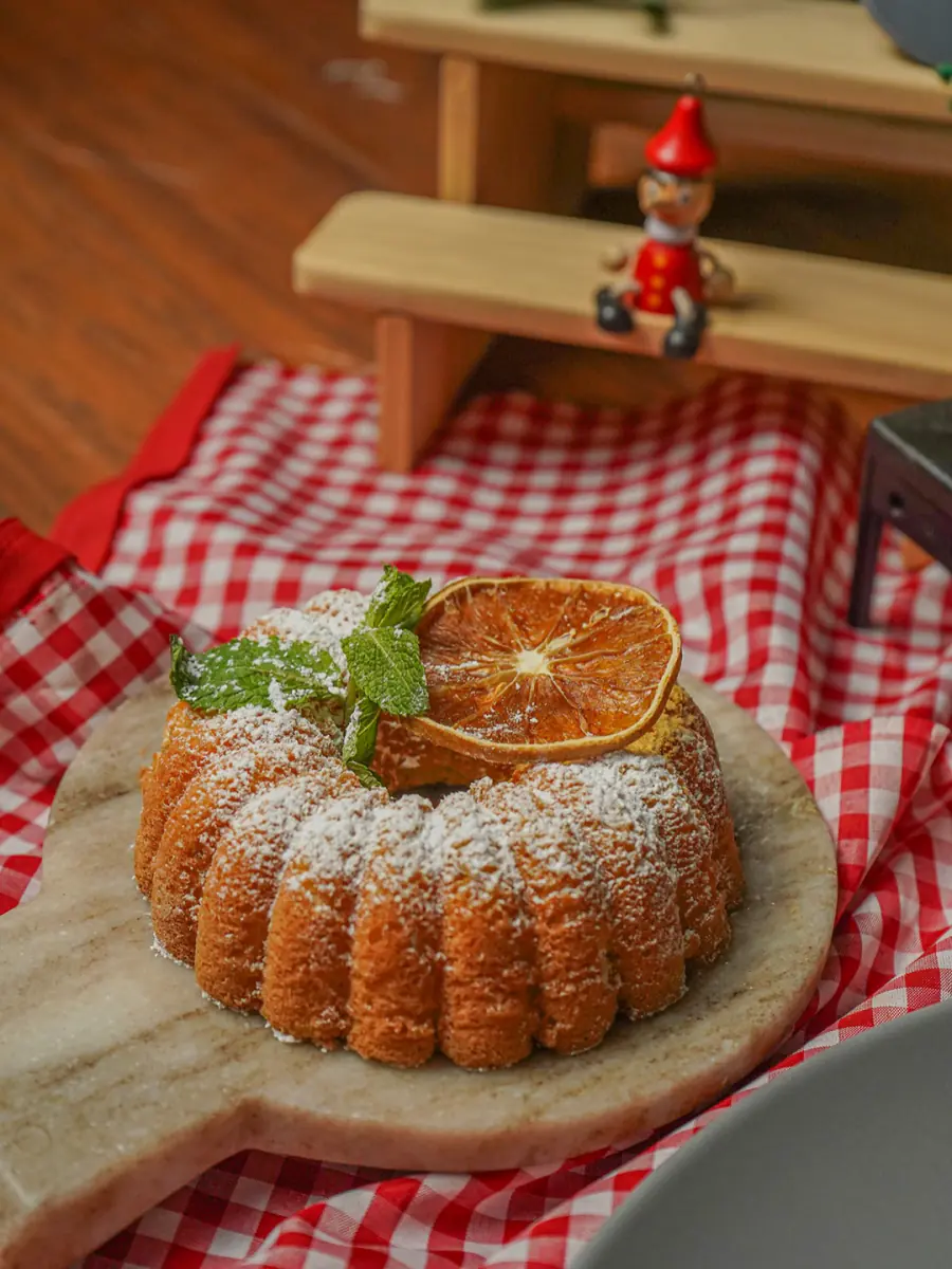 Torta chiffón con azúcar glas y naranja deshidratada
